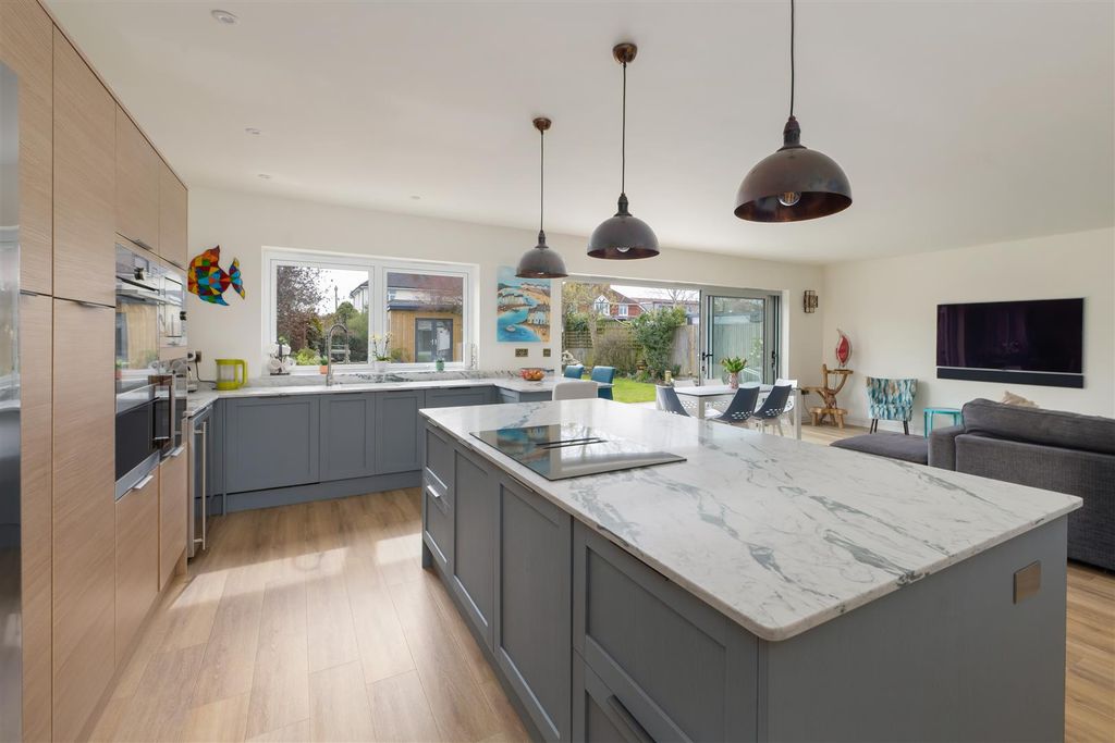 Property photo 3 of 21 Cherry Orchard, Chestfield, Whitstable