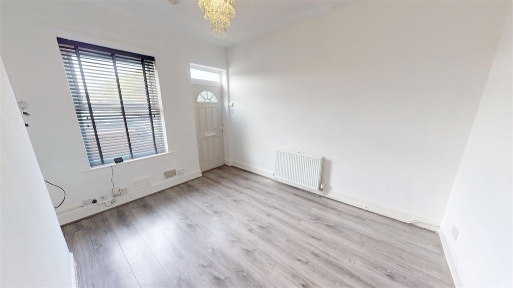 Property photo 2 of 14 Derbyshire Hill Road Living Room
