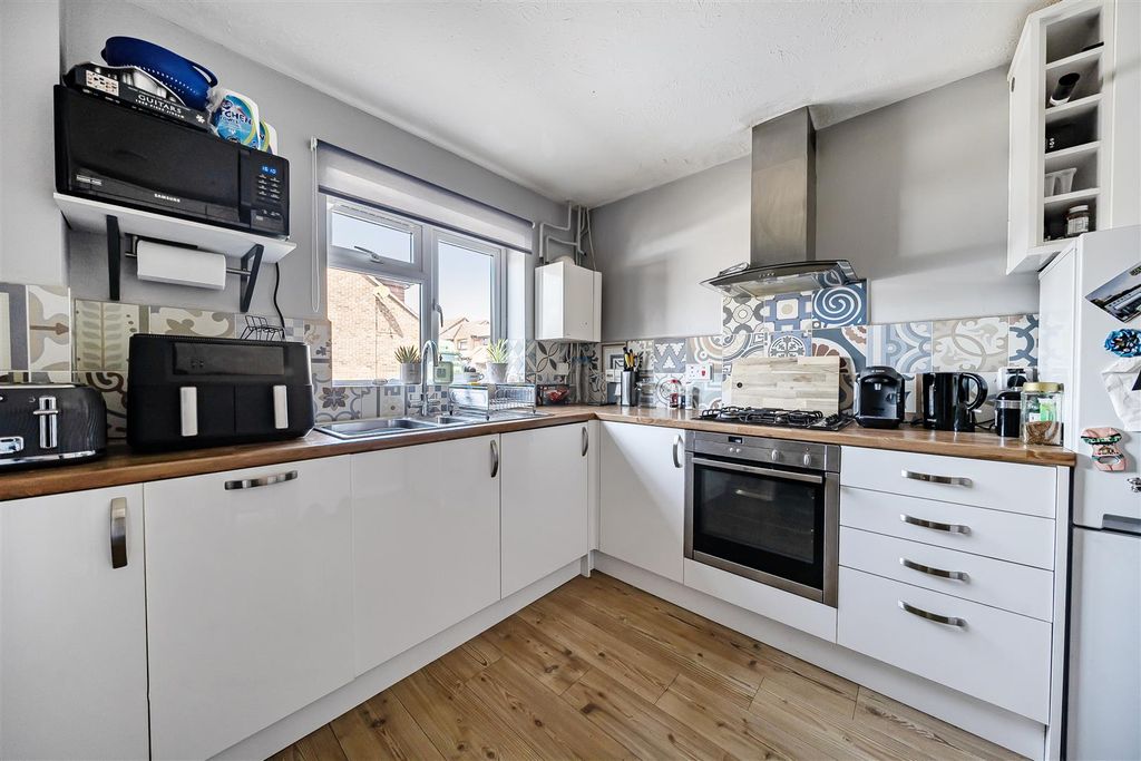 Property photo 3 of 18 Kitchen