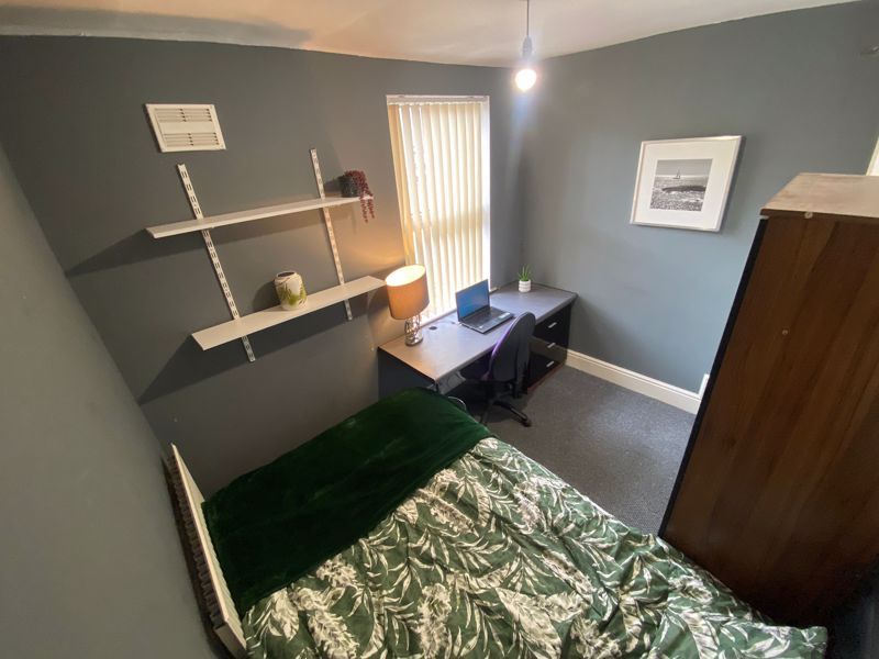 Property photo 1 of 10 Room 5