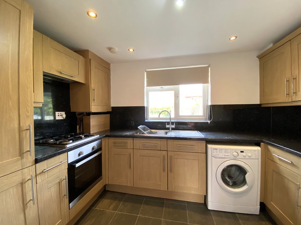 Property photo 3 of 10 Kitchen