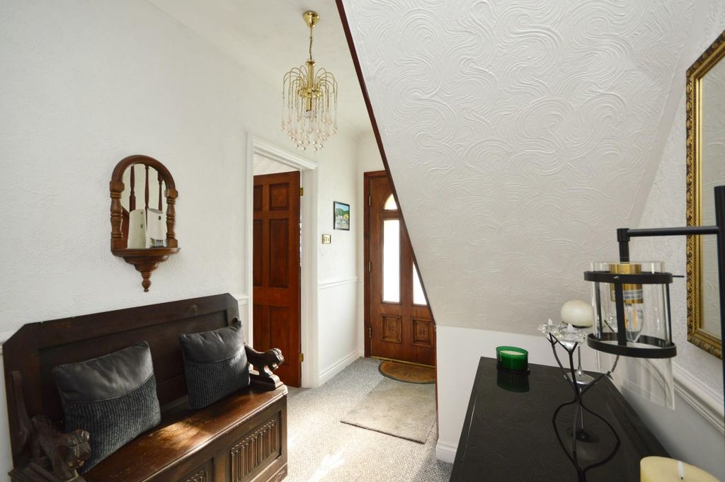 Property photo 2 of 17 Hallway