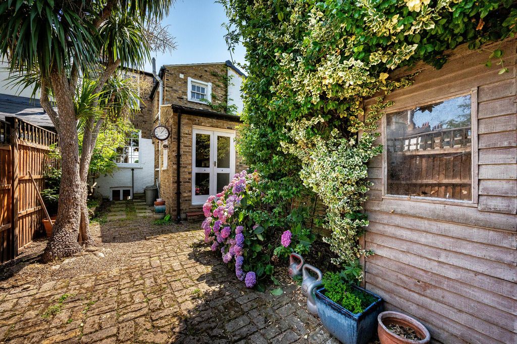 Property photo 2 of 23
