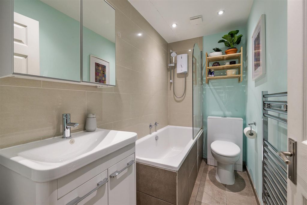 Property photo 3 of 28 Seymour Road, E10