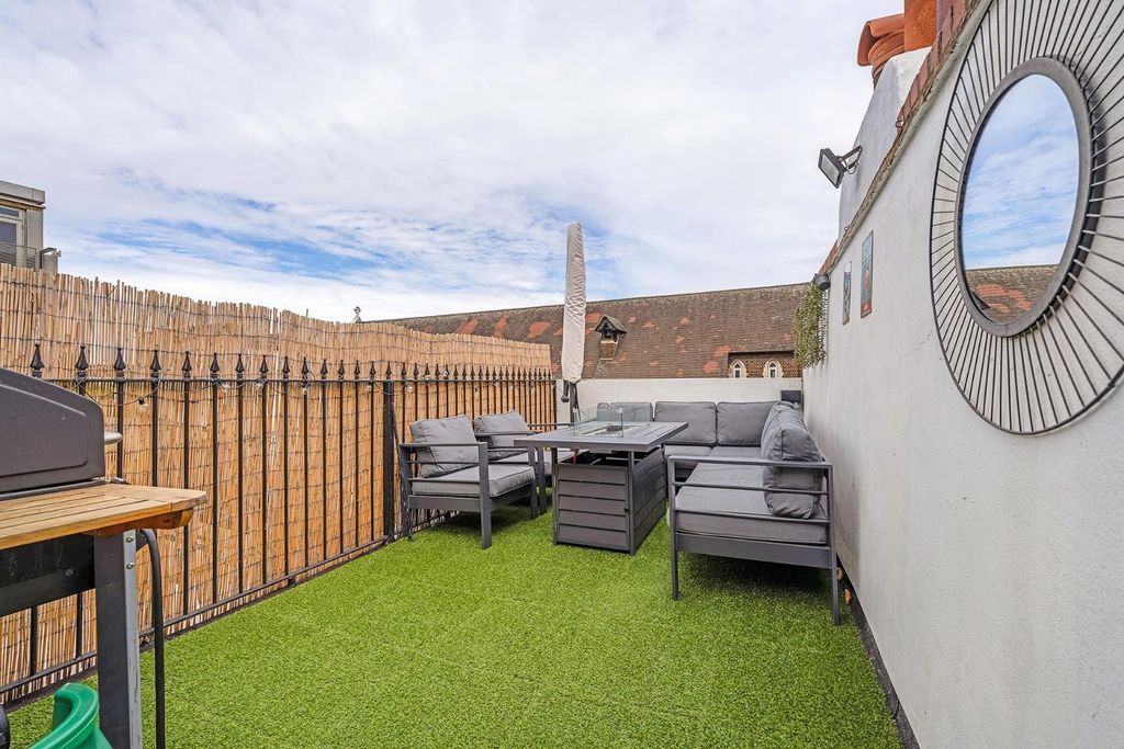 Property photo 3 of 15 Roof Terrace (1).Jpg