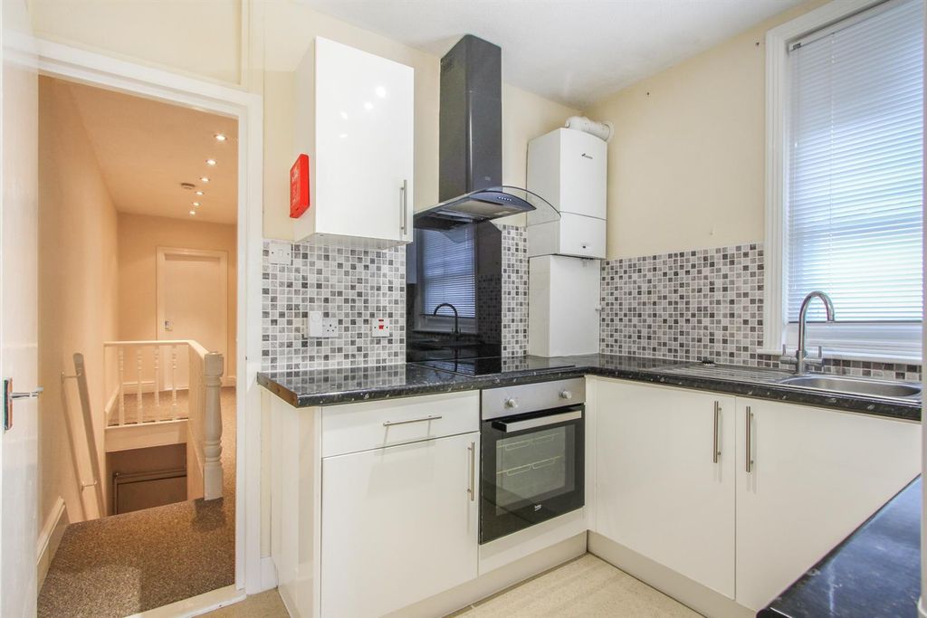 Property photo 2 of 8 Cromwell Road, Whitstable