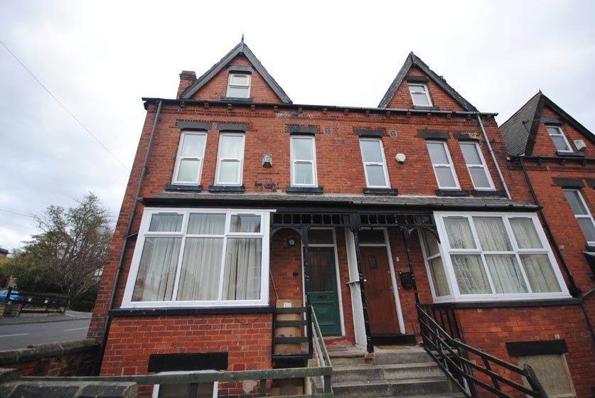 Property photo 1 of 10 Attractive Red-Brick Terraced Property With Decora...