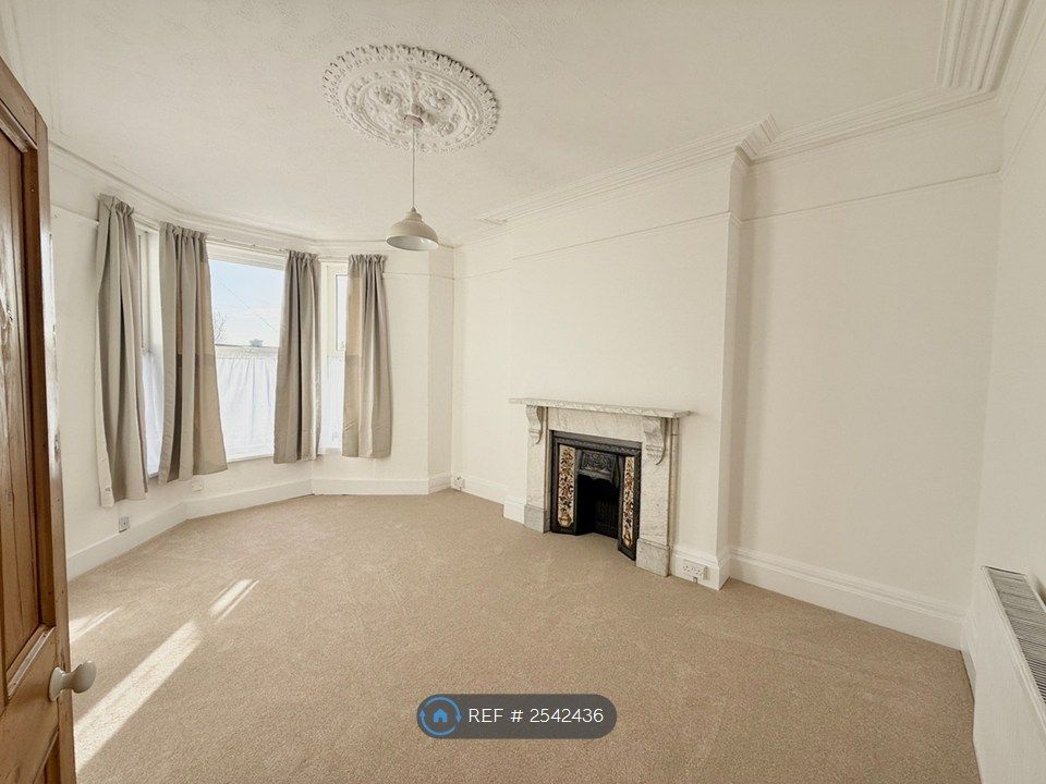 Property photo 1 of 9 Spacious Bedroom With Brand New Carpet