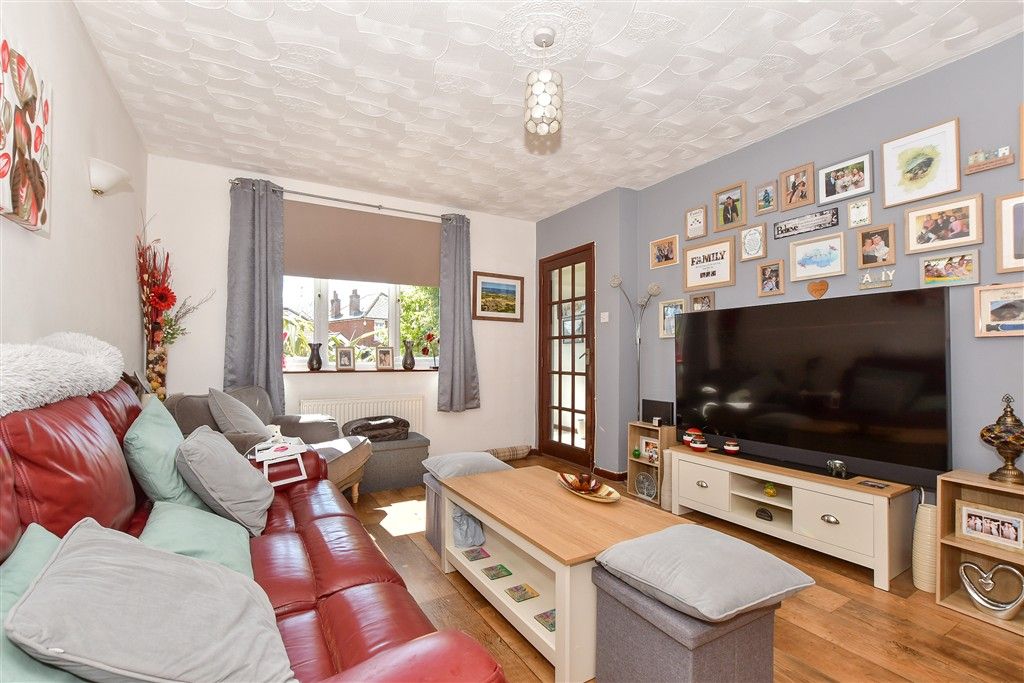 Property photo 3 of 10 Lounge