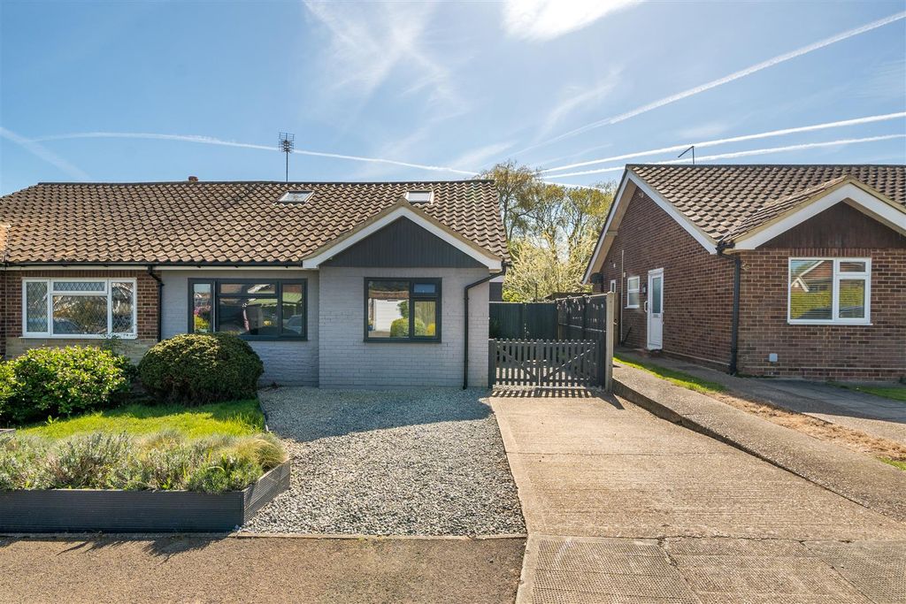 Property photo 1 of 22 Swalecliffe Road, Whitstable