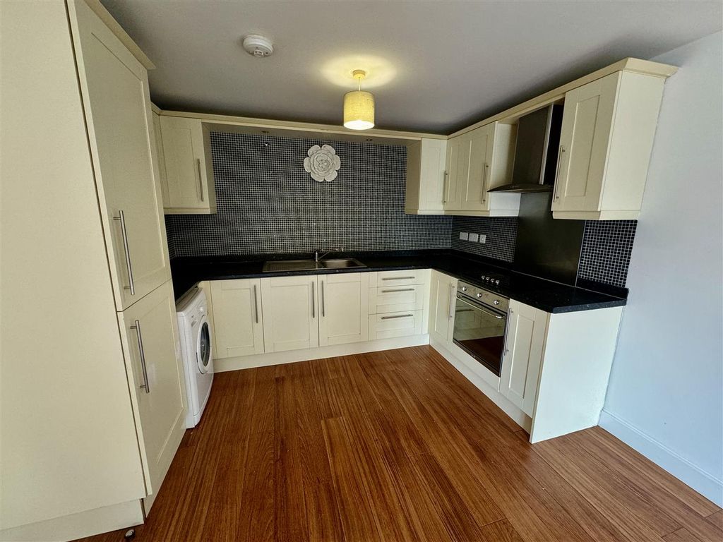 Property photo 3 of 7 Kitchen