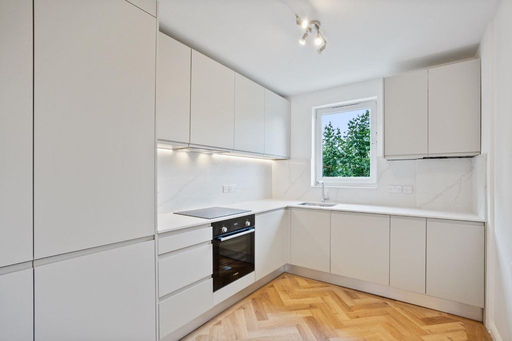 Property photo 2 of 11 Kitchen