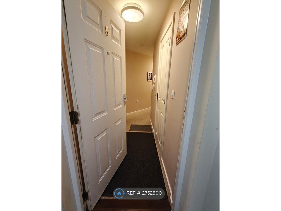 Property photo 3 of 12 Flat Entrance