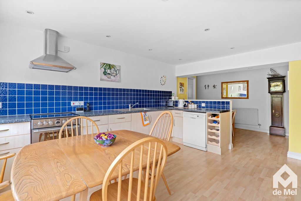 Property photo 3 of 17 Photo 16
