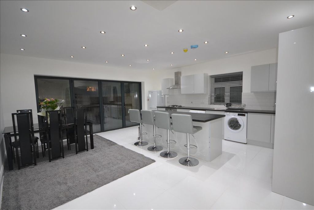 Property photo 1 of 2