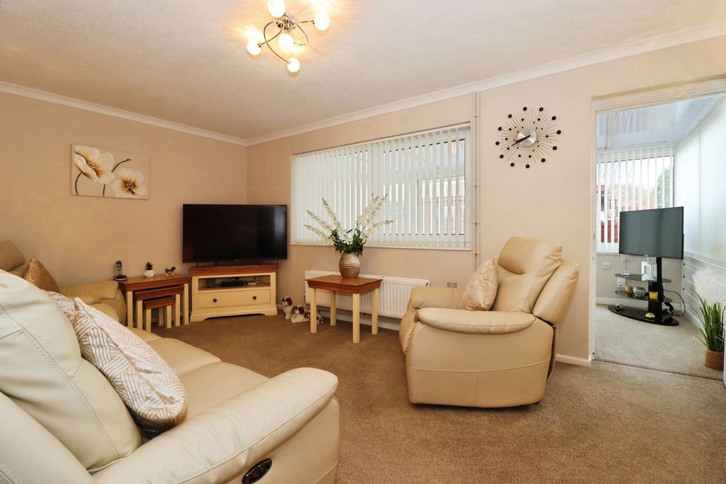 Property photo 2 of 18 Lounge