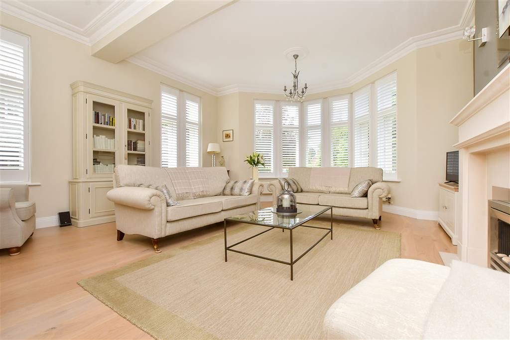 Property photo 1 of 15 Lounge
