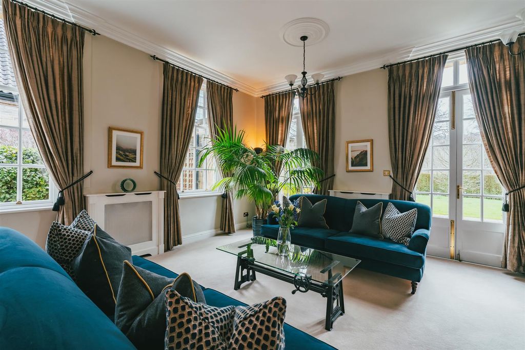 Property photo 3 of 37 Lounge