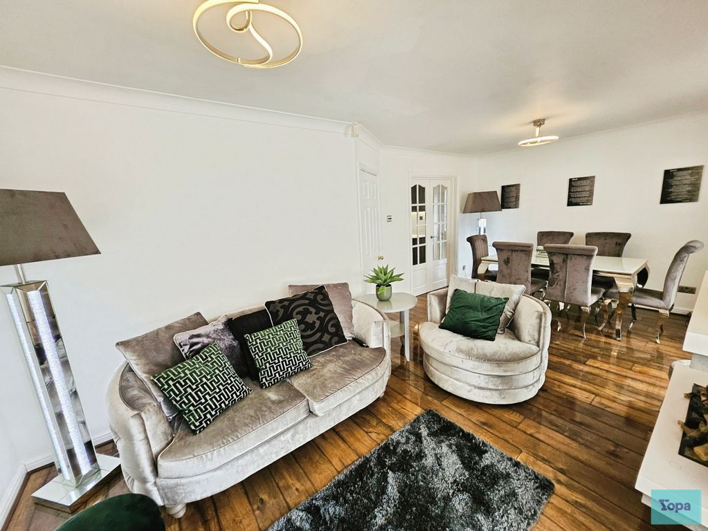 Property photo 3 of 25 Lounge/Diner