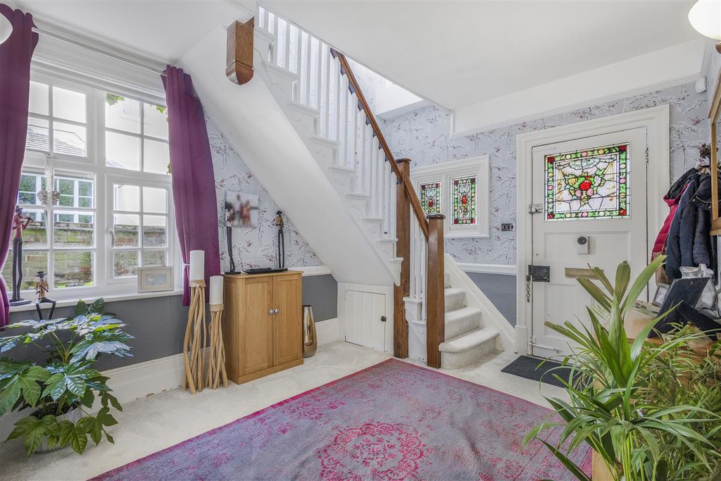 Property photo 2 of 32 Entrance Hall