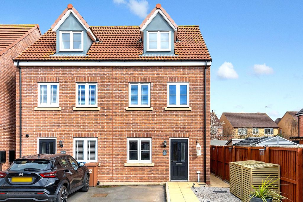 Property photo 1 of 17 Robson Avenue - Front1