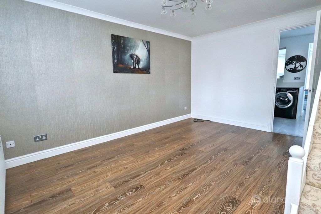 Property photo 2 of 22 5562382