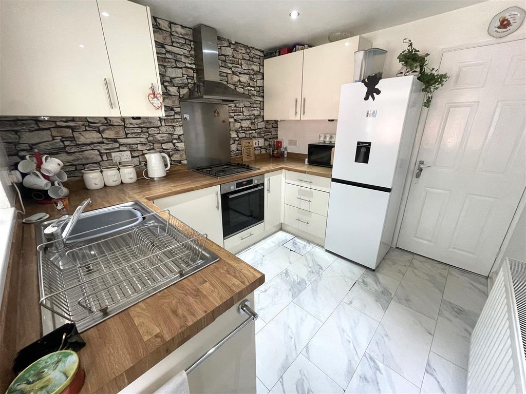 Property photo 3 of 17 Kitchen
