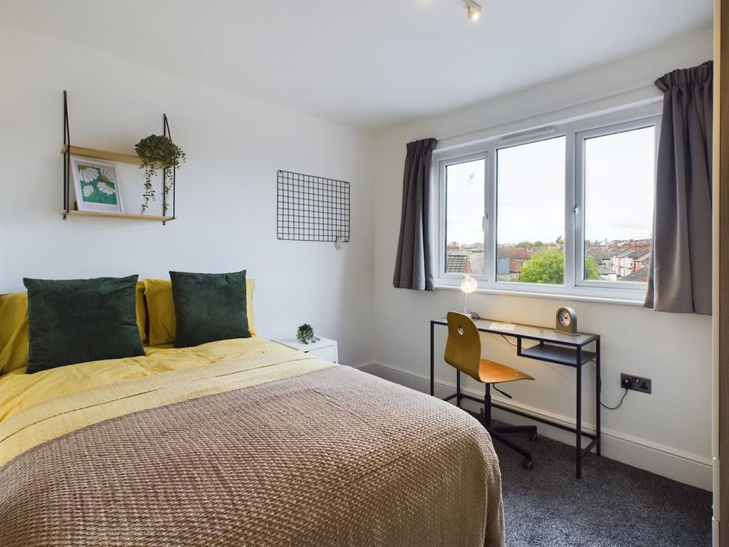 Property photo 3 of 9 A Bright And Inviting Double Bedroom Featuring A c...
