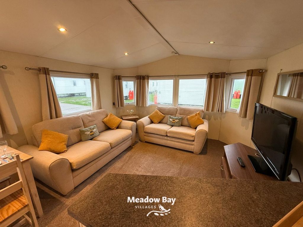 Property photo 3 of 6 2010 Delta Maxim 35x12 2 R8 3.Jpg