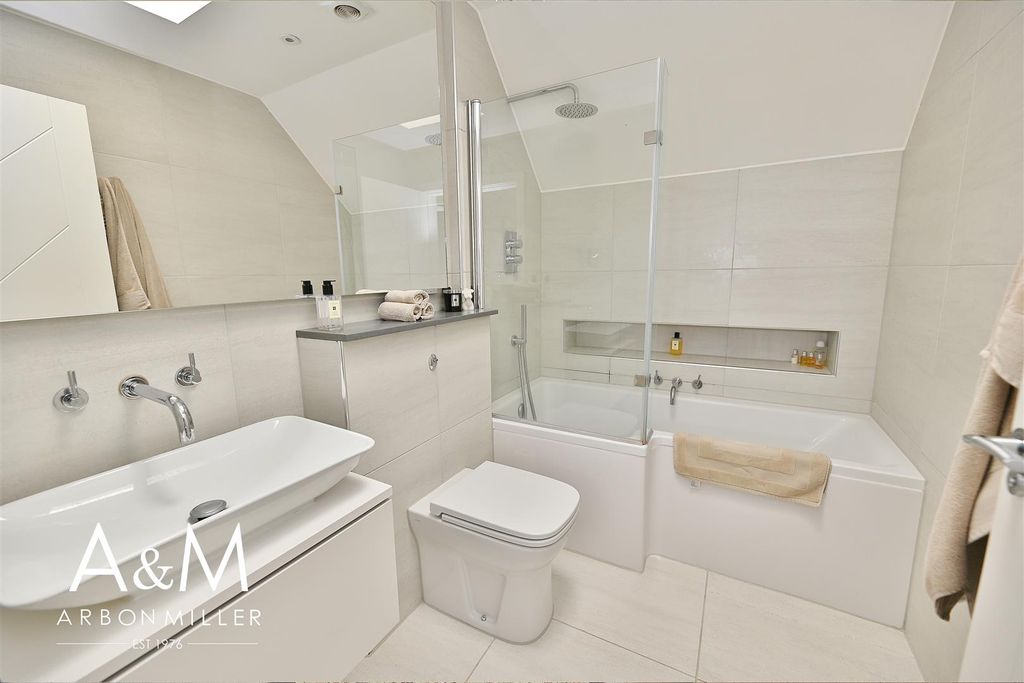 Property photo 2 of 18 Bathroom