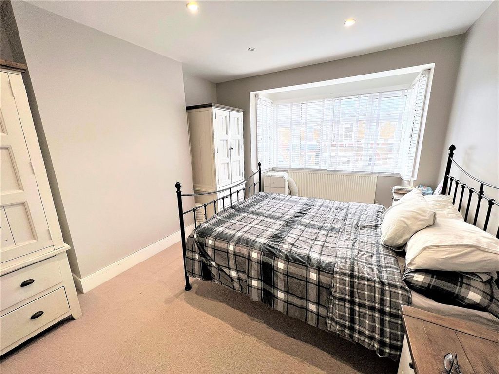 Property photo 3 of 8 Wil Bed.Jpg