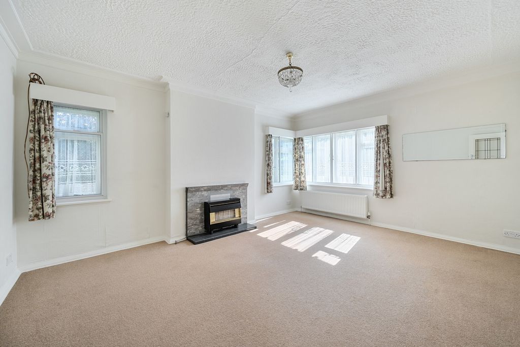 Property photo 2 of 18 1325583-15-6870Cf...