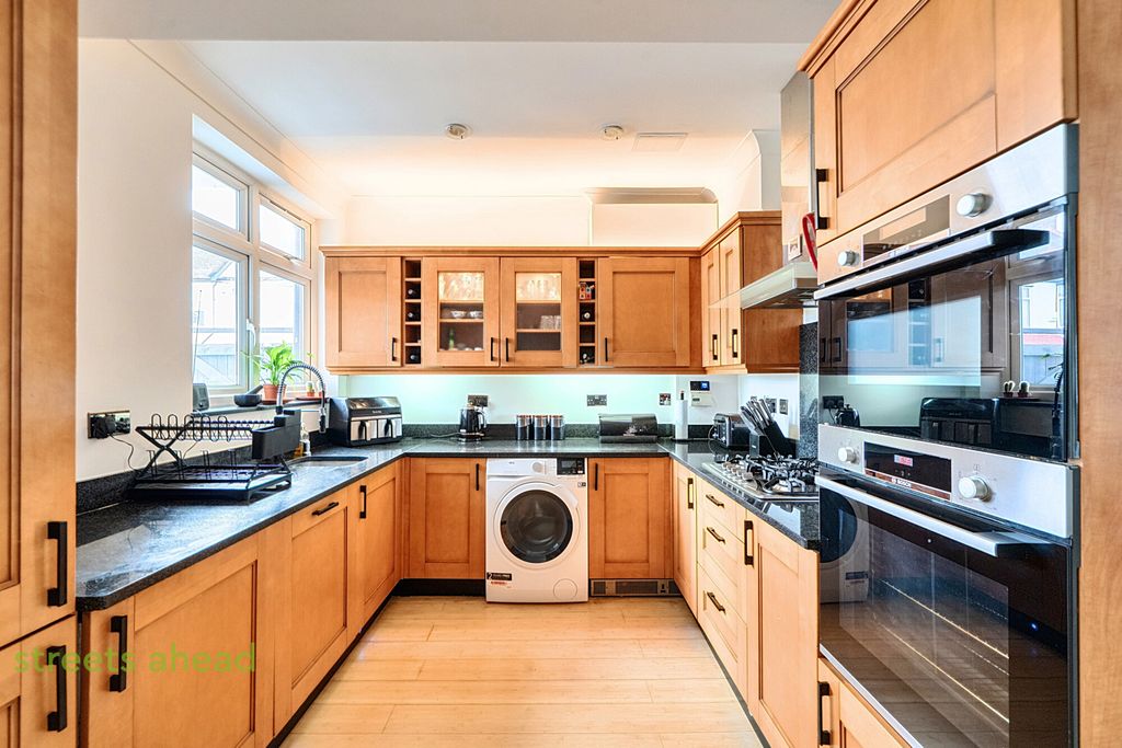 Property photo 3 of 20 3814F46c-2578-495...