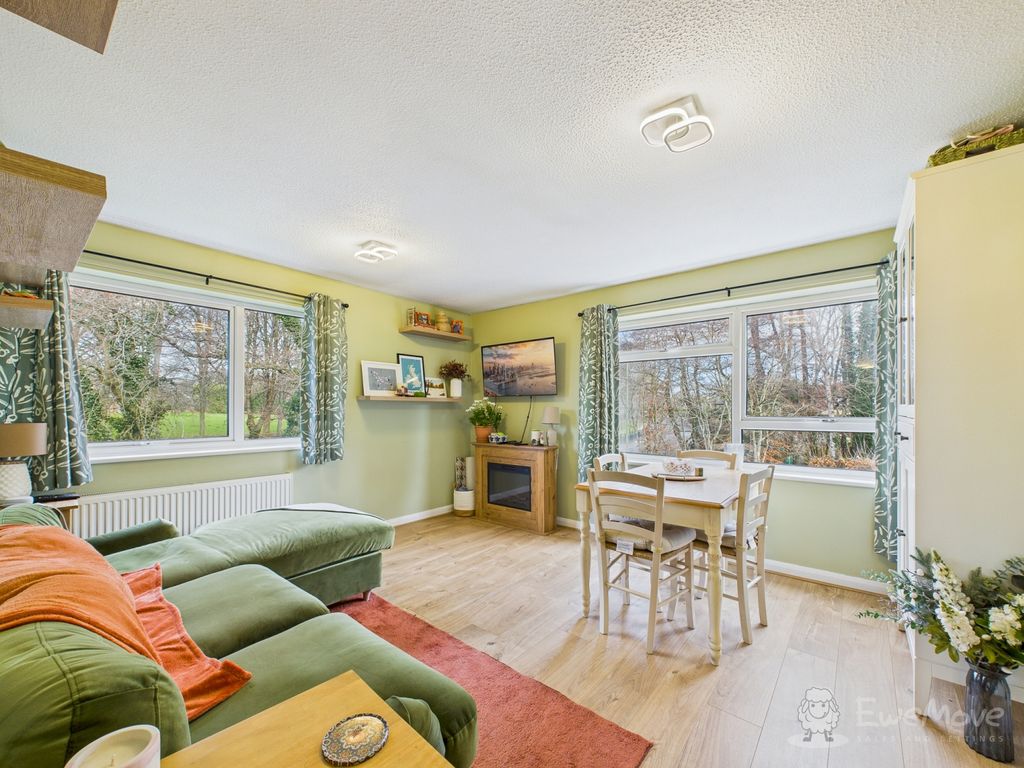 Property photo 1 of 11 Living Room