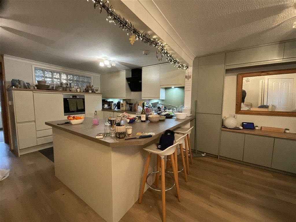 Property photo 2 of 7 Kitchen