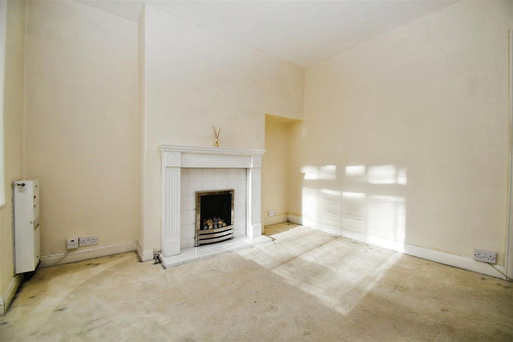 Property photo 3 of 12 Lounge