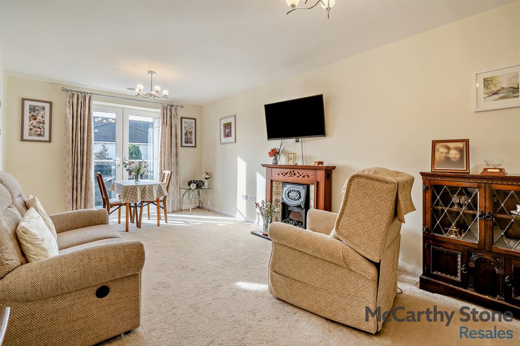 Property photo 2 of 23 8678976-Interior09-800.Jpg