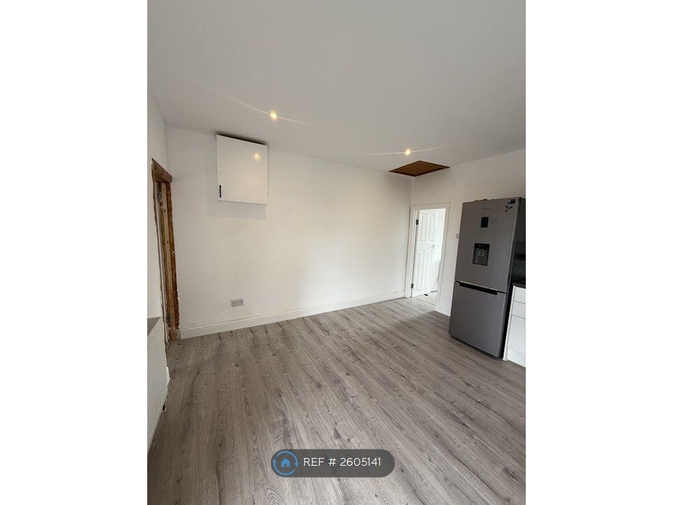 Property photo 3 of 7 Living Room