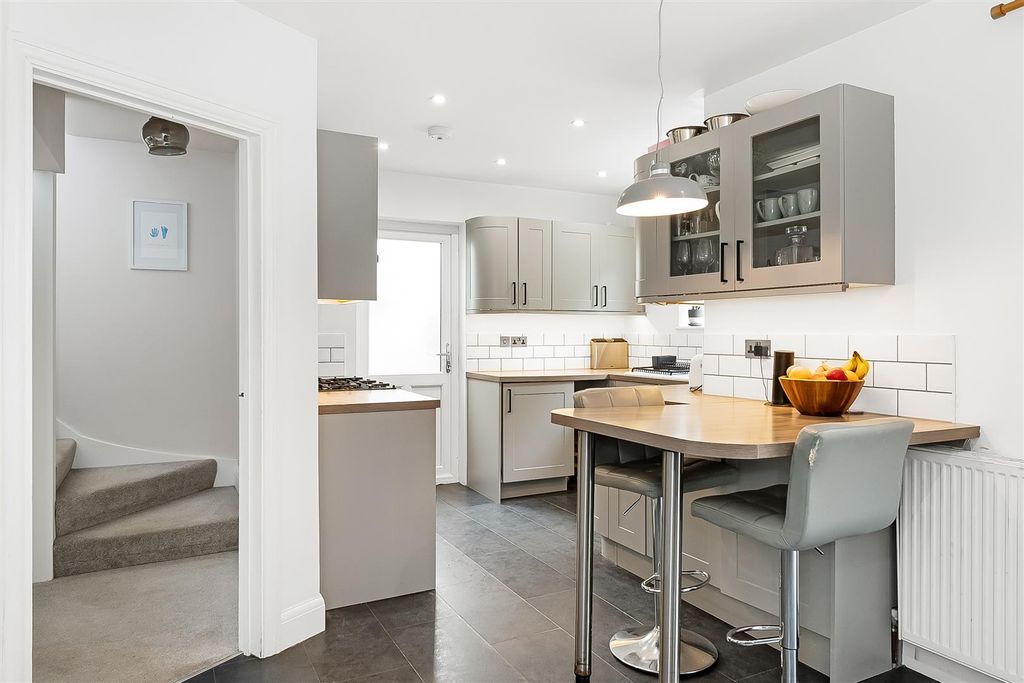 Property photo 2 of 20 Kitchen/Breakfast Area
