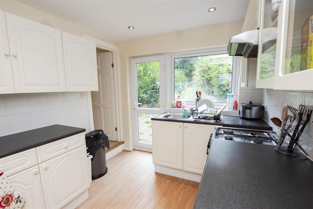 Property photo 3 of 9 Kitchen