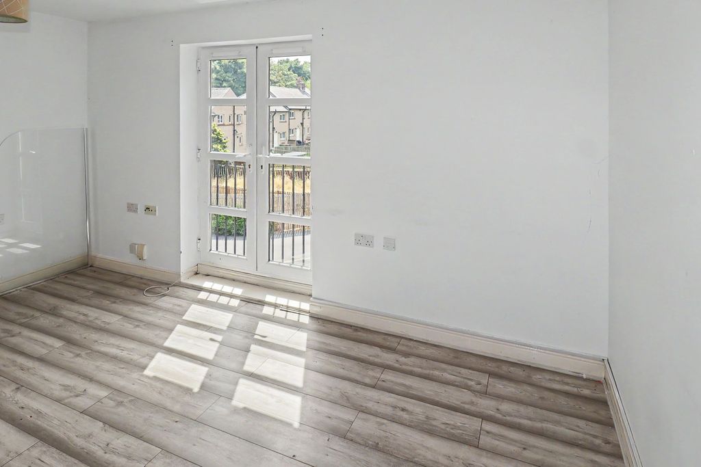 Property photo 2 of 16 19 Marlington Drive (And Parking Space), Huddersfield, West Yorkshire, HD2 1Gu
