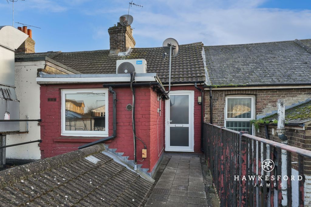 Property photo 1 of 6 West Street, Sittingbourne - Front