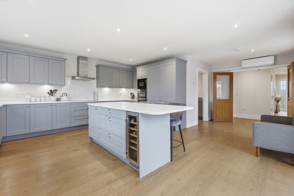 Property photo 2 of 23 Picture No. 37