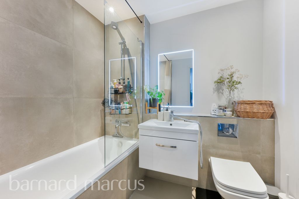 Property photo 1 of 8 Bathroom