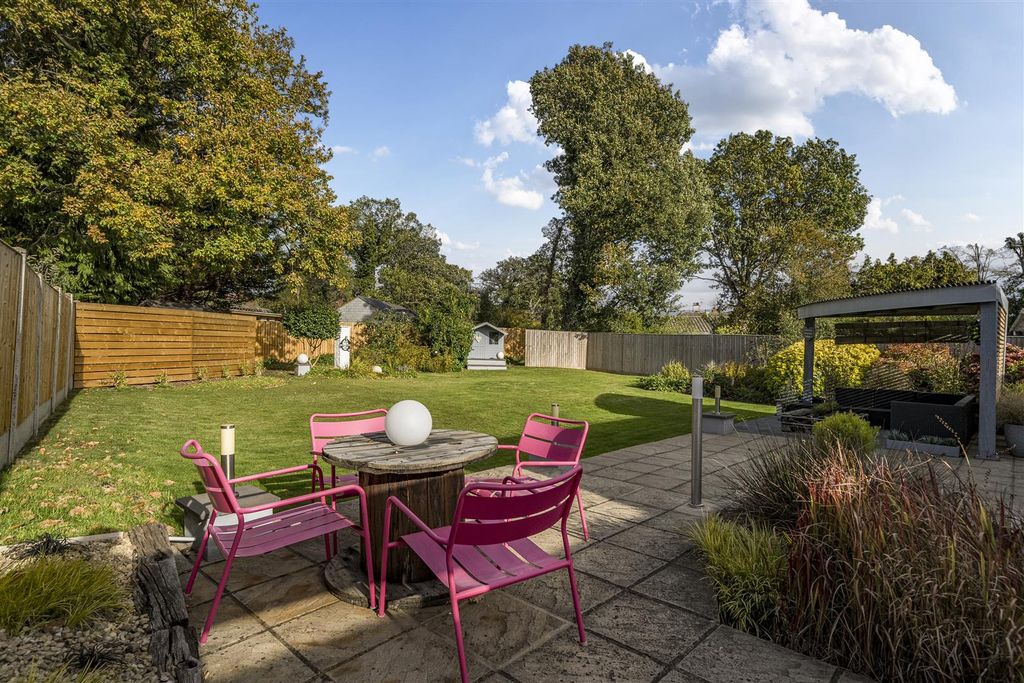 Property photo 2 of 17 Garden