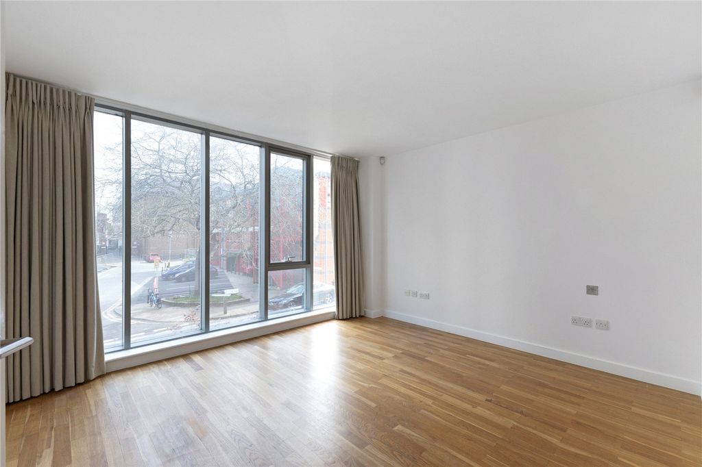 Property photo 3 of 12 Reception