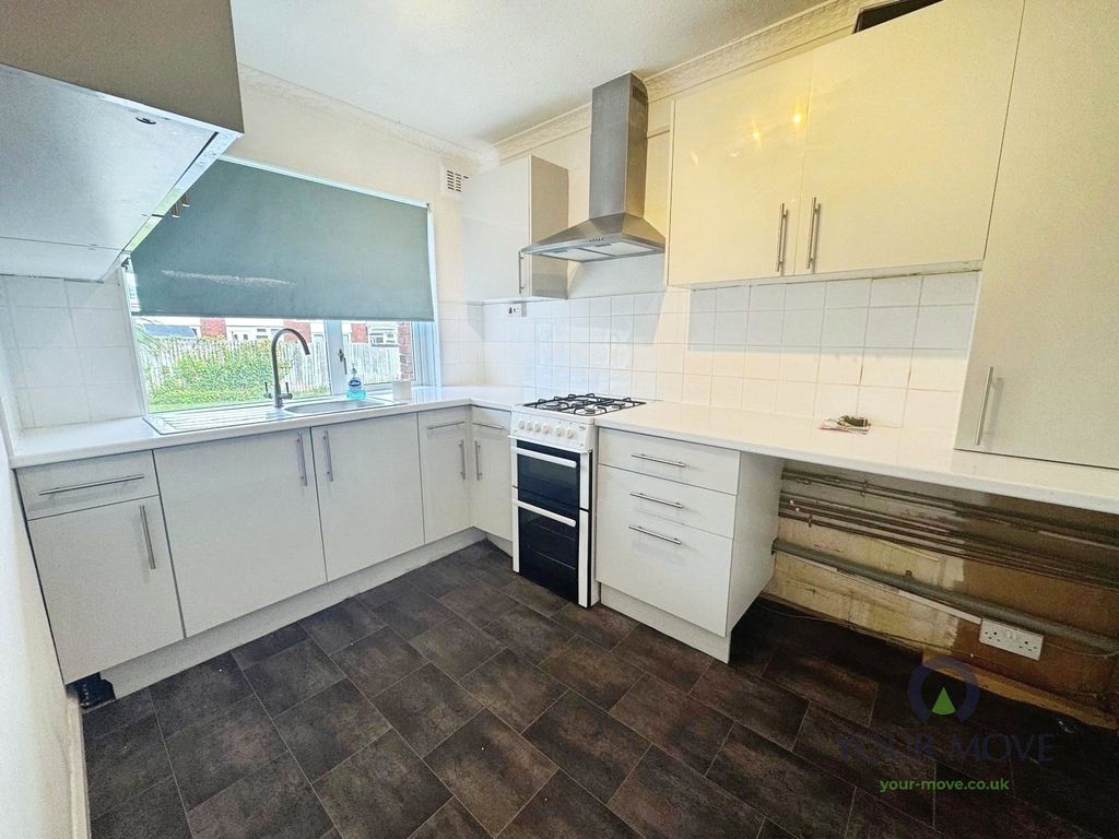 Property photo 3 of 8 Kitchen