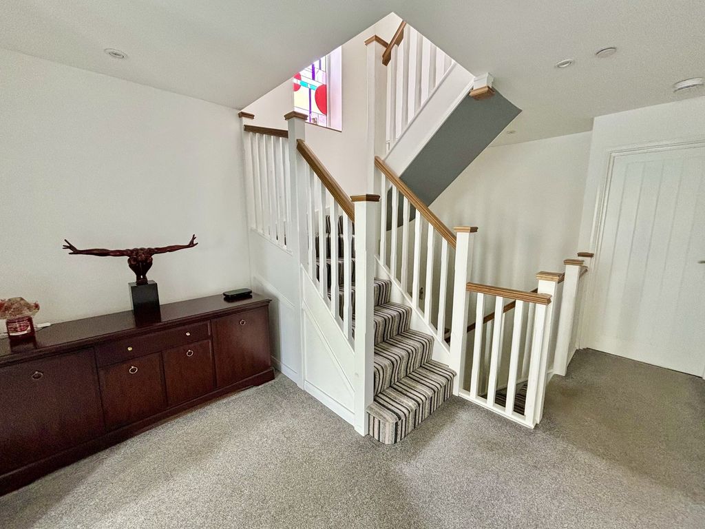 Property photo 2 of 34 Entrance Hall