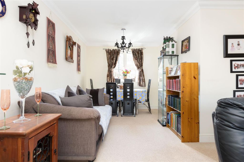 Property photo 3 of 17 Lounge/Diner