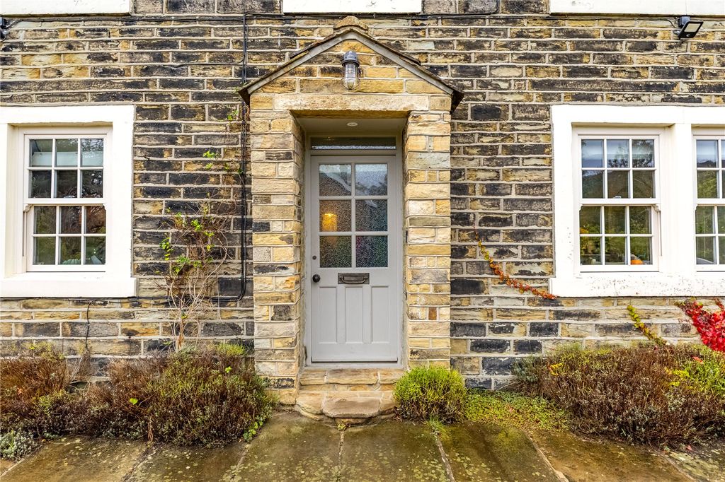 Property photo 3 of 30 Outside